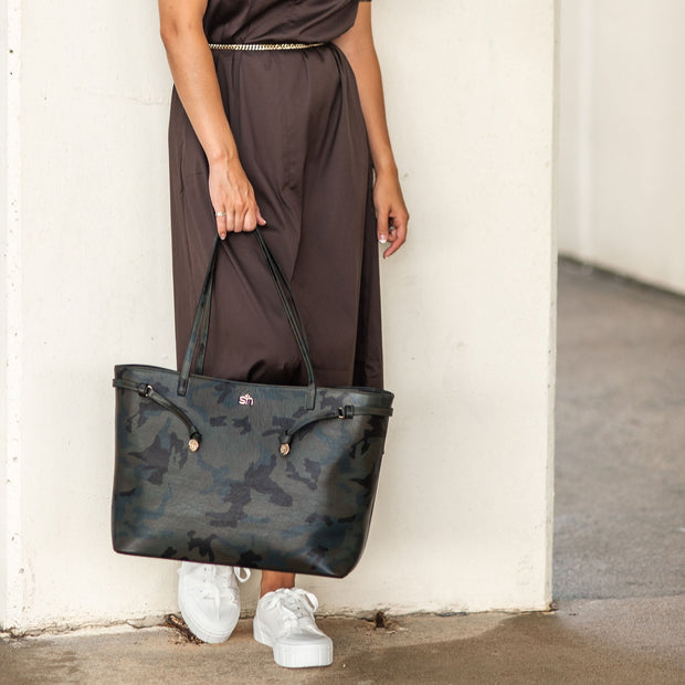 Swatzell + Heilig's Highland Bag in color Camo, picture showing the bag with a model holding it in her hand